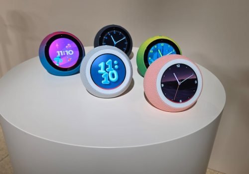 O Echo Time é uma versão moderna do tradicional rádio-relógio. Foto:  Amazon/Divulgação