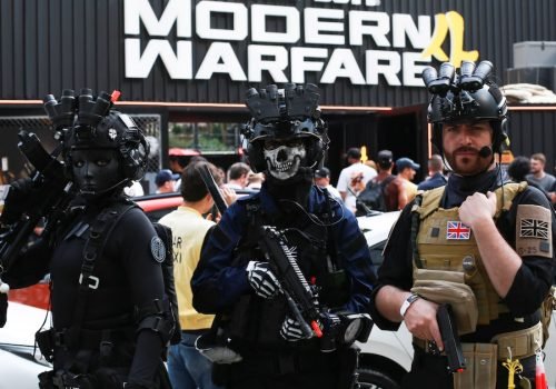 Cosplayers no pop-up de Call of Duty: Modern Warfare 4. Foto:  @kikafotografa