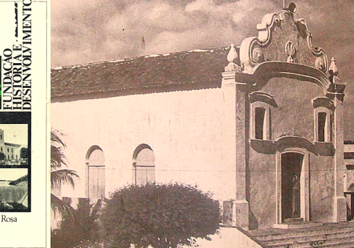 Sobre esse antigo templo religiosos, Luís da Câmara Cascudo escreveu o seguinte texto em uma ACTA DIURNA de 1943 – “Quando saí, descendo a escadinha e alcancei a praça, luminosa, no dia tropical, saudei a capelinha silenciosa. Ali começara o Seridó”. Foto – Rostand Medeiros.