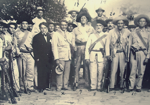 O Coronel José Pereira (de chapéu na mão direita, ao centro da foto) e seus principais aliados.